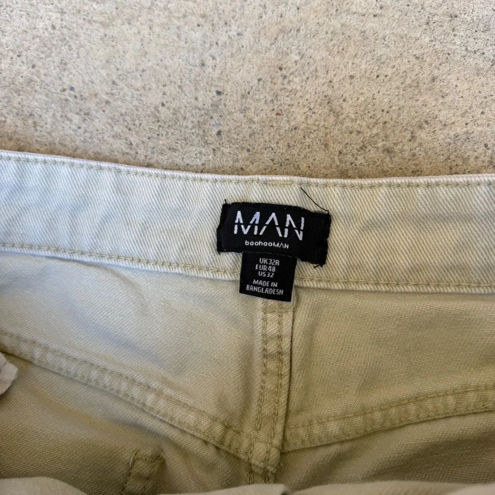 BoohooMAN Mens Straight Leg Jeans Light Sand Stone Button Fly Raw Hem Size 32R
